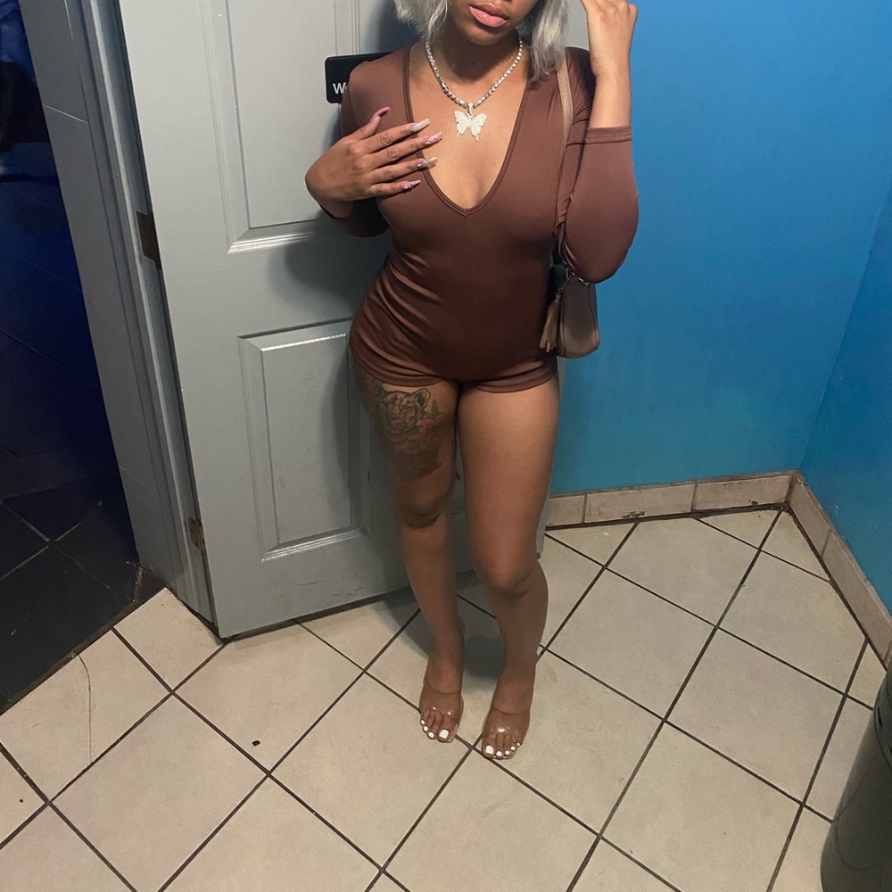 Chocolate colored romper🤎🤎🤎 (worn once)